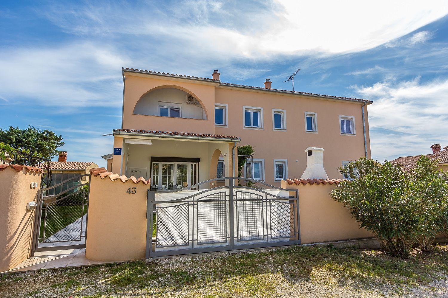 Geniessen Sie Diese Mit Klima, Terrasse Und Garten Mit Tollem Grillplatz * Vinkuran
